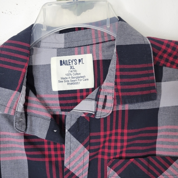 4for$20🤑Bailey's point button down - Picture 3 of 7